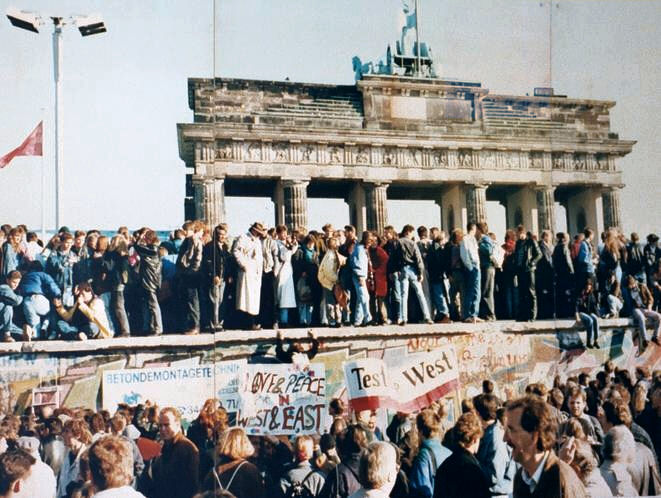 Menschenmengen auf der Berliner Mauer Ende 1989